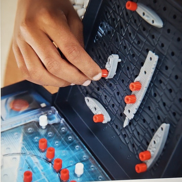 Hasbro new in box Classic portable Battleship Board Game - Picture 5 of 6